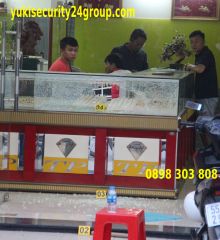 Bắt 3 kẻ cướp tiệm vàng ở Sài Gòn, thu giữ nhiều súng và kiếm